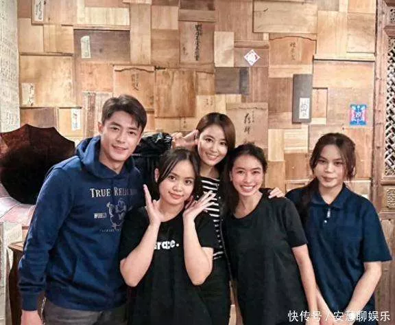 林心如霍建華與朋友共進晚餐，快50歲少女感豐富