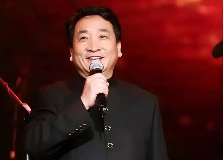 姜昆遭同行倒油！合唱者承认在美国唱歌