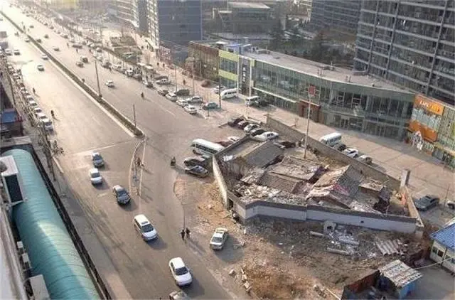 北京“最牛钉子户”占据主干道8年，结局如何