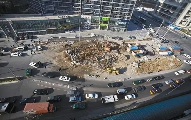 北京“最牛钉子户”占据主干道8年，结局如何