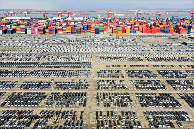 中國海關數據顯示，十一月電動車出口年增八十七％。圖為南京港龍潭港區，待出口的車輛。 （法新社資料照）