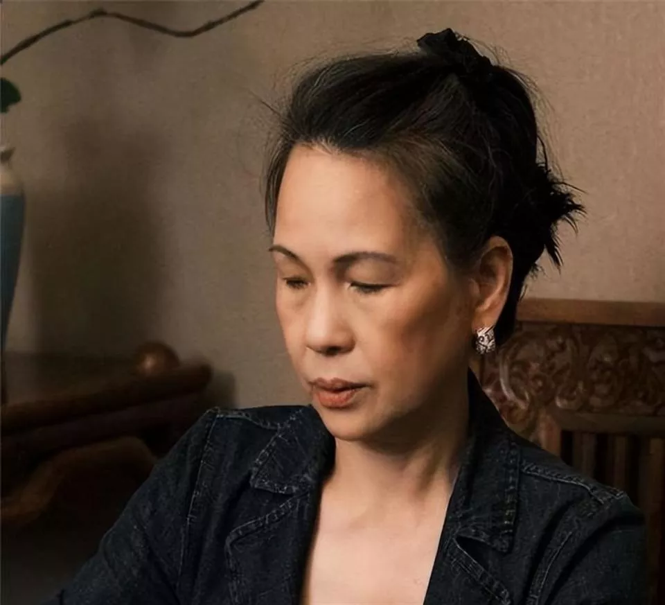 赖昌星妻子曾明娜现状,独居3000平老宅,做饭弄花草活成人生赢家