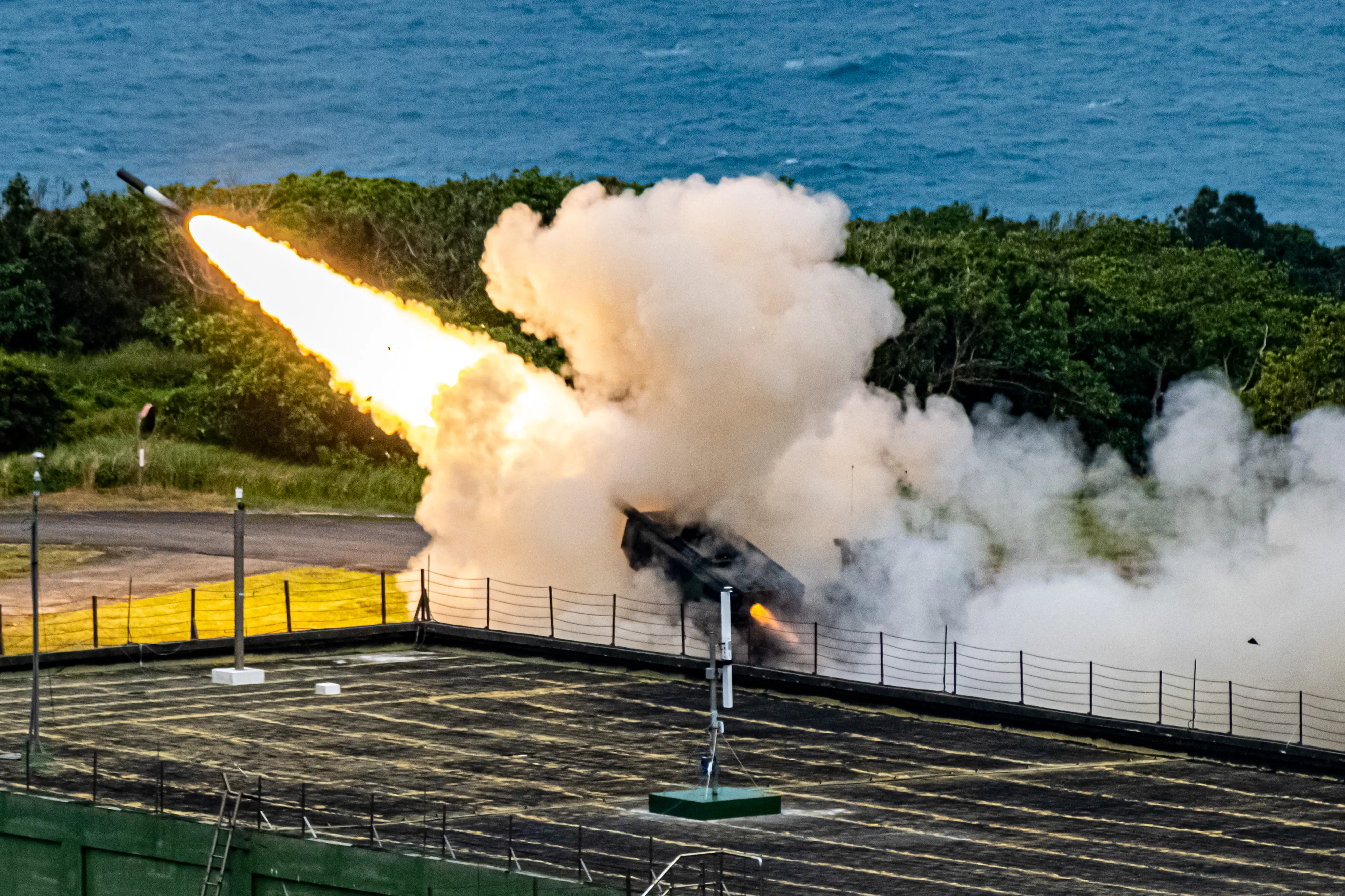 20250512-國防部12日邀請媒體到屏東九鵬基地採訪海馬士（HIMARS）多管火箭系統射擊。（劉偉宏攝）