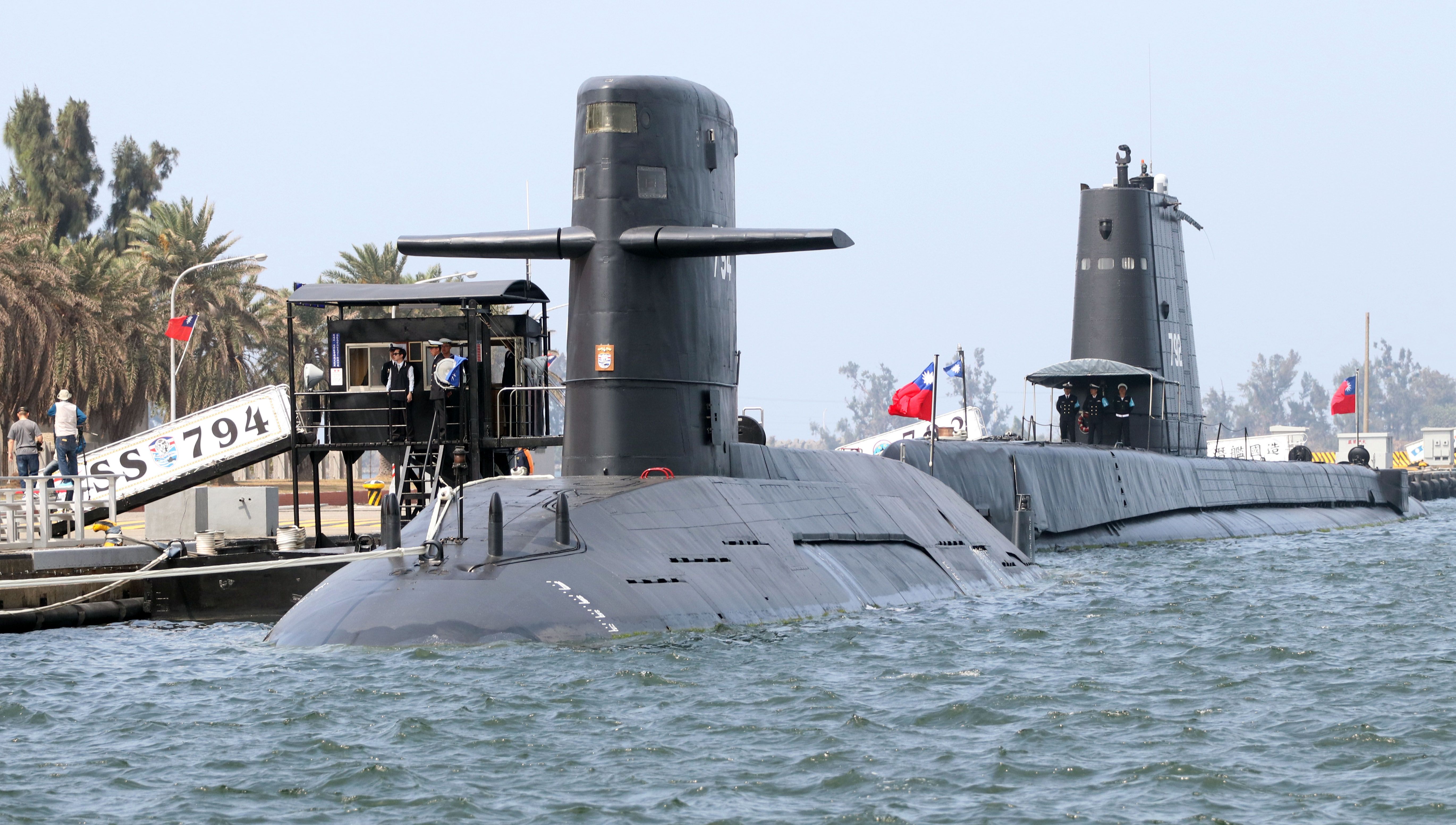 20200630-劍龍級潛艦（前）預計於7月1日在東部海域執行潛艦魚雷實彈射擊。（蘇仲泓攝）