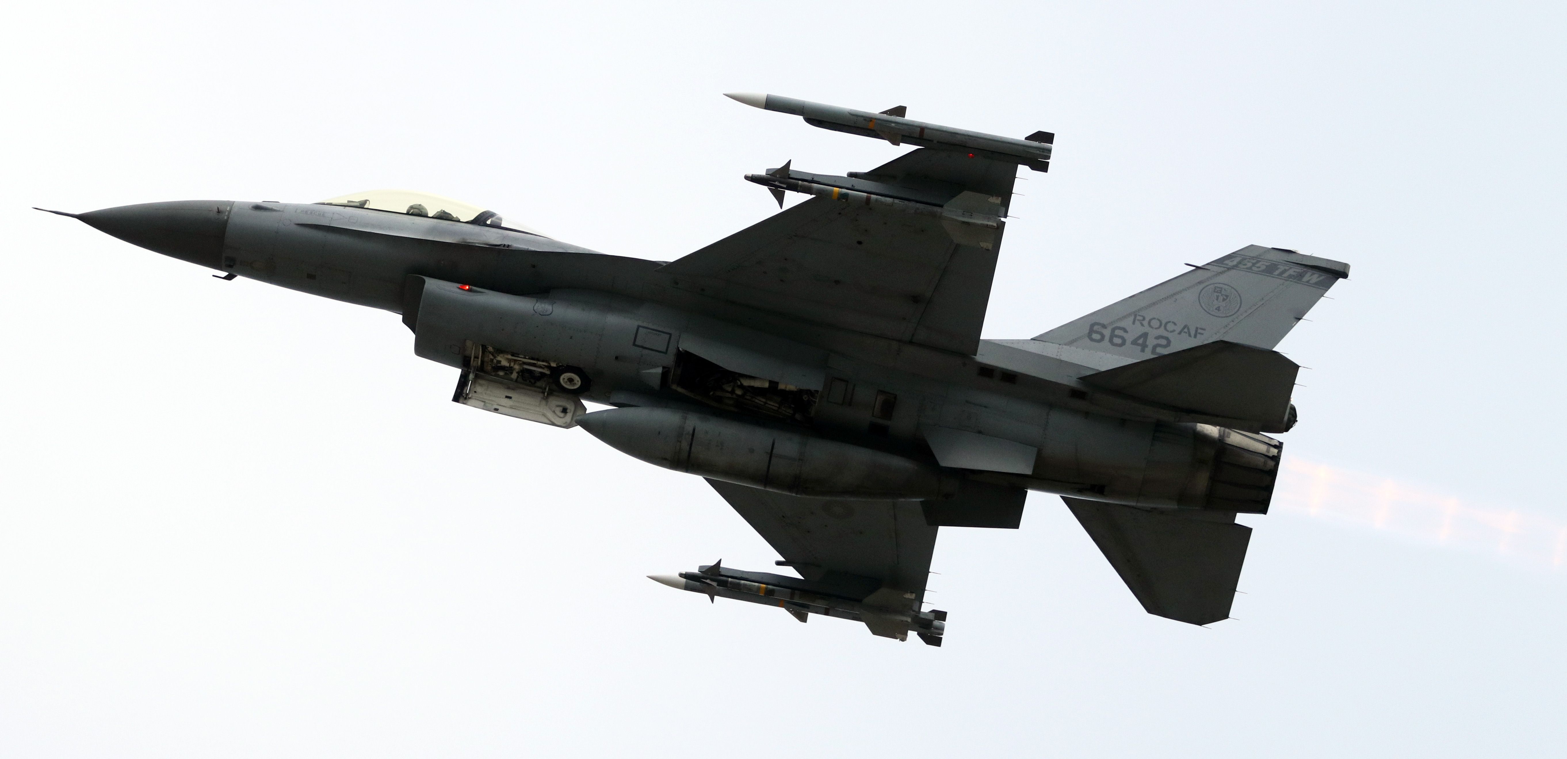 20180130-國軍107年春節加強戰備，第二站來到空軍台東第七飛行訓練聯隊，觀看演練。圖為F-16戰機起飛。（蘇仲泓攝）