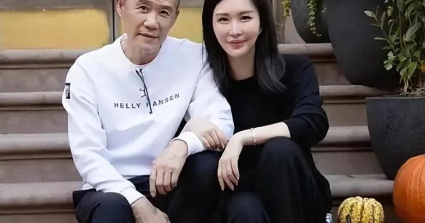 想逼宫？司晓迪再晒跟鹿晗牵手照 又蹭腿又躺一块 关晓彤好惨