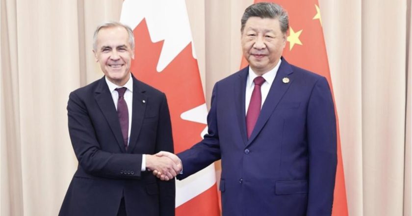 成龙在人民日报撰文忆母亲与童年 吁关注阿兹海默症