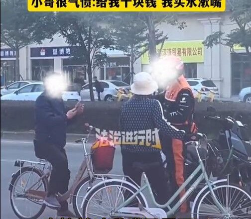 中国大叔吐痰  直接喷入外送员嘴里　网友热议