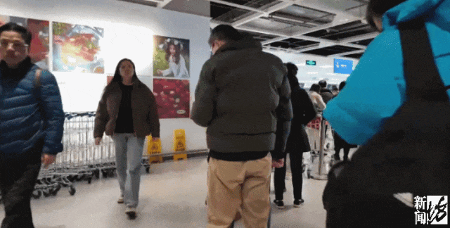 人山人海 大批中国人涌到这里 餐厅排队40分钟