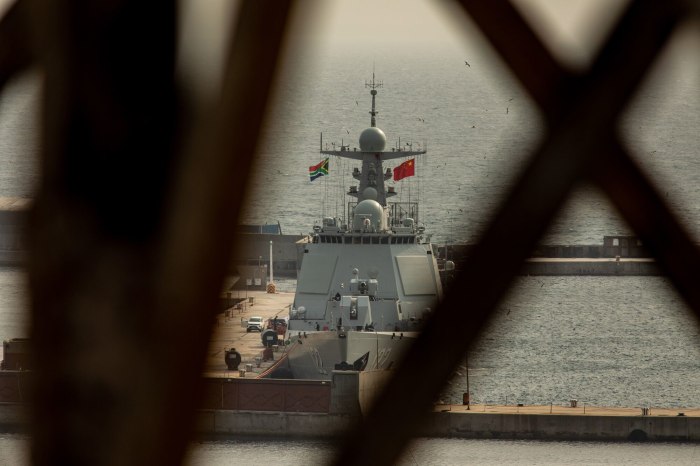 在本次联合演习的第一天，一艘中国驱逐舰停泊在南非港口。