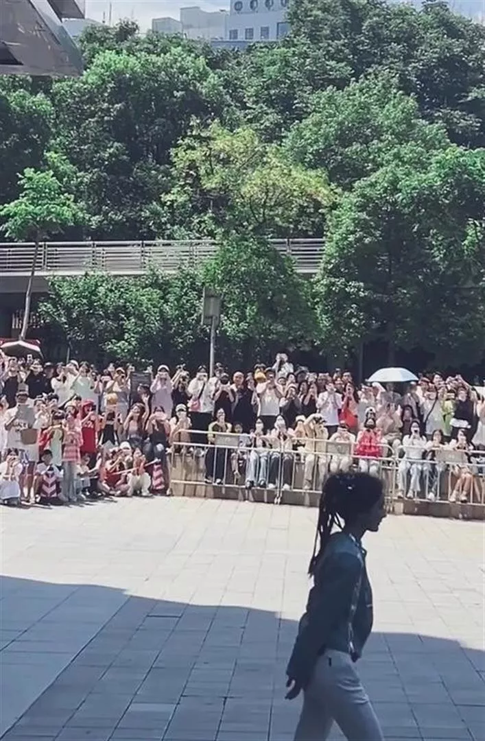 网友株洲偶遇杨幂,身材前凸后翘吸睛,生图状态依旧能打