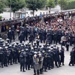 英媒记者采访罢工活动 被中共警察强行带走