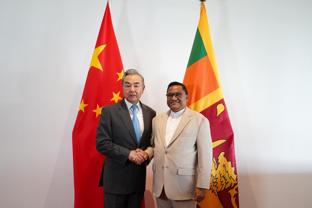 大陆外长王毅结束非洲访问行程返国途中于12日经停斯里兰卡,在会见斯里兰卡外长赫拉... 大陆外长王毅结束非洲访问行程返国途中于12日经停斯里兰卡,在会见斯里兰卡外长赫拉...