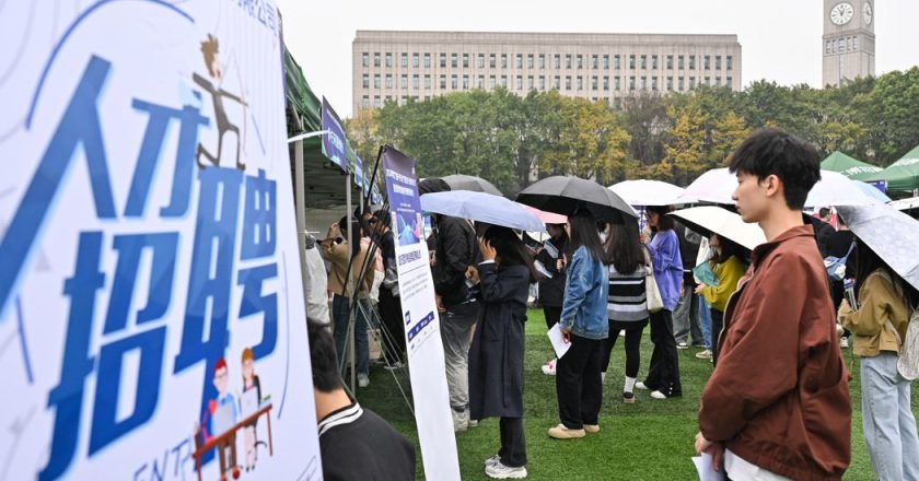陆企招募规模收缩、员工不敢跳槽 饭店餐饮旅游业离职率仍最高