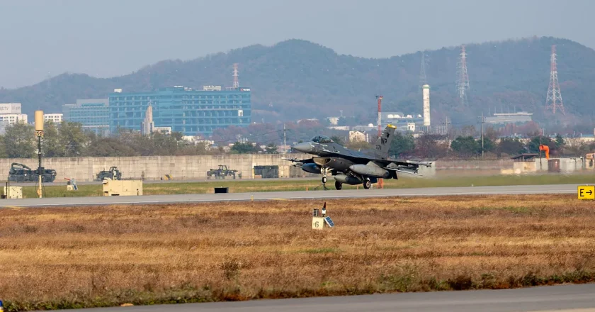 只是航空迷？两中国高中生走遍美军基地拍摄被捕