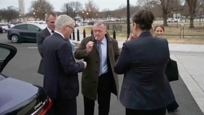 53岁格陵兰女外长在白宫外吸烟 引发争议