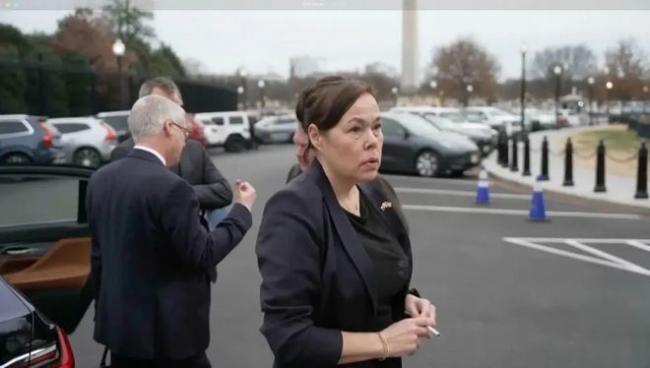 53岁格陵兰女外长在白宫外吸烟 引发争议