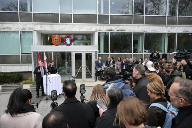 53岁格陵兰女外长在白宫外吸烟 引发争议