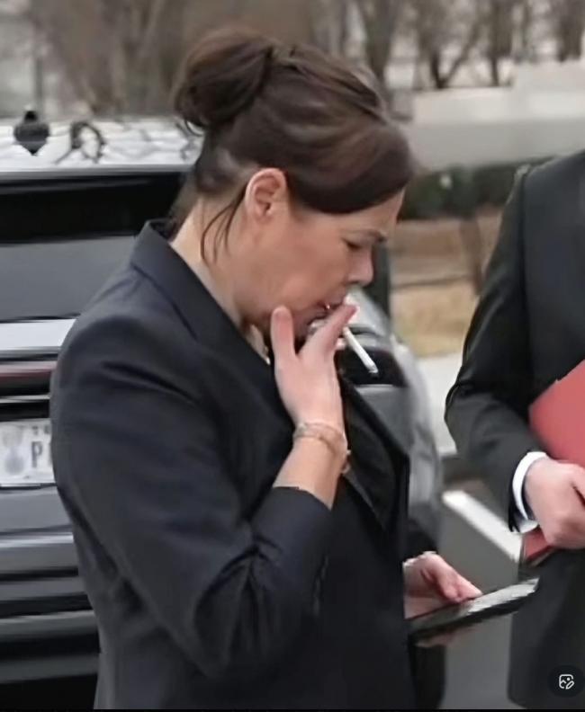 53岁格陵兰女外长在白宫外吸烟 引发争议