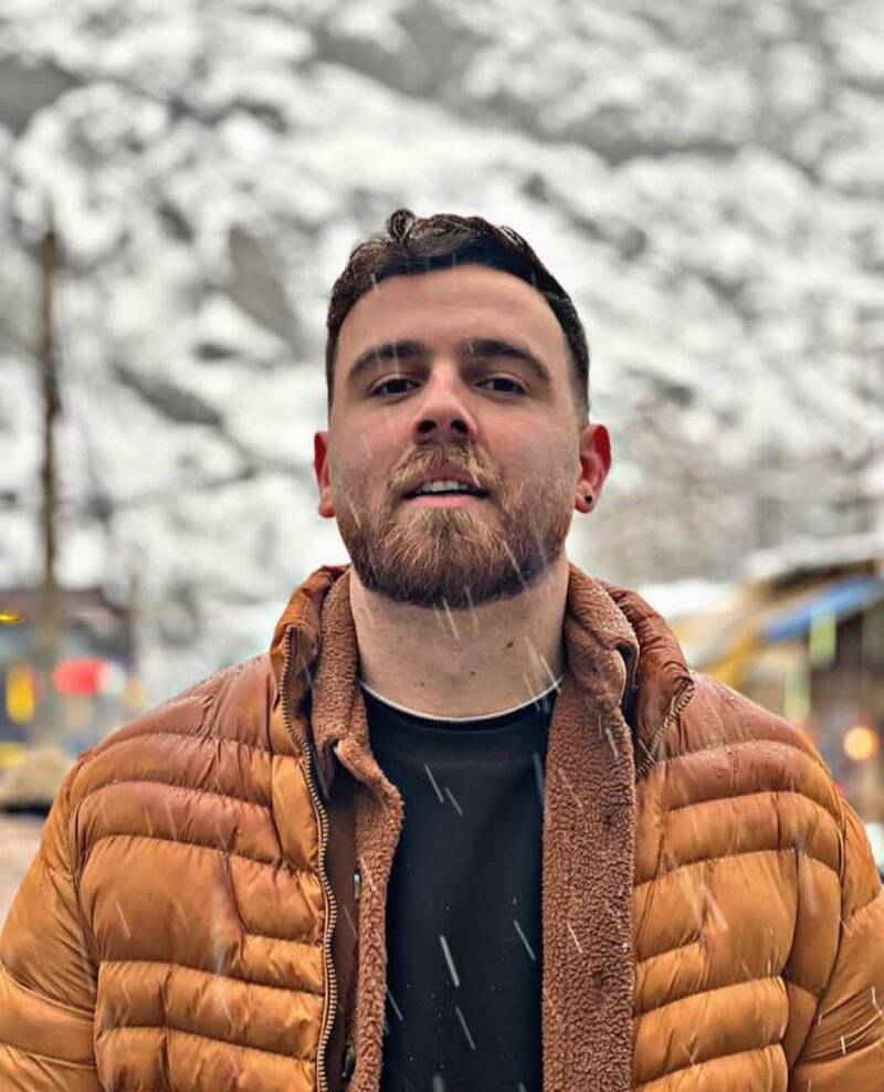 26歲伊朗示威者索塔尼8日被判處死刑，原訂14日將被處決，家屬證實當局已延後執行死刑。（圖擷取自社群媒體「X」）