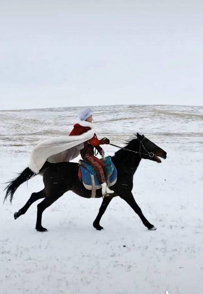 网红官员贺娇龙去世 坠马影像完整曝出 过程残忍