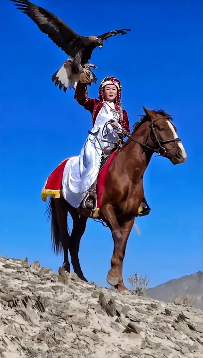 网红官员贺娇龙去世 坠马影像完整曝出 过程残忍