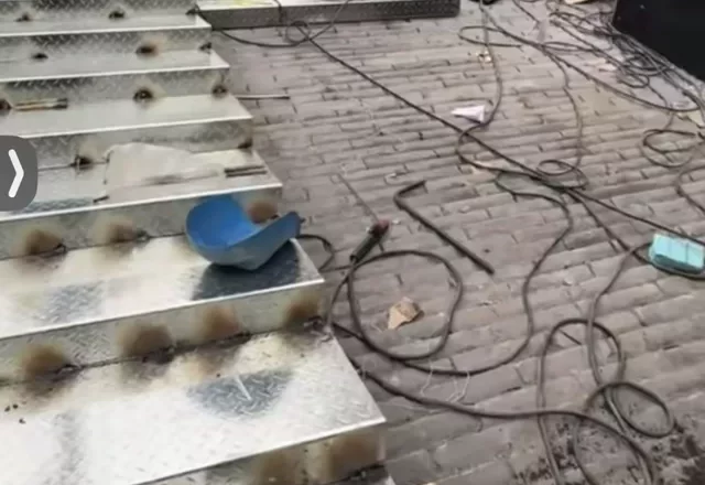 河北定州600余年城墙安装不锈钢台阶；当地回应