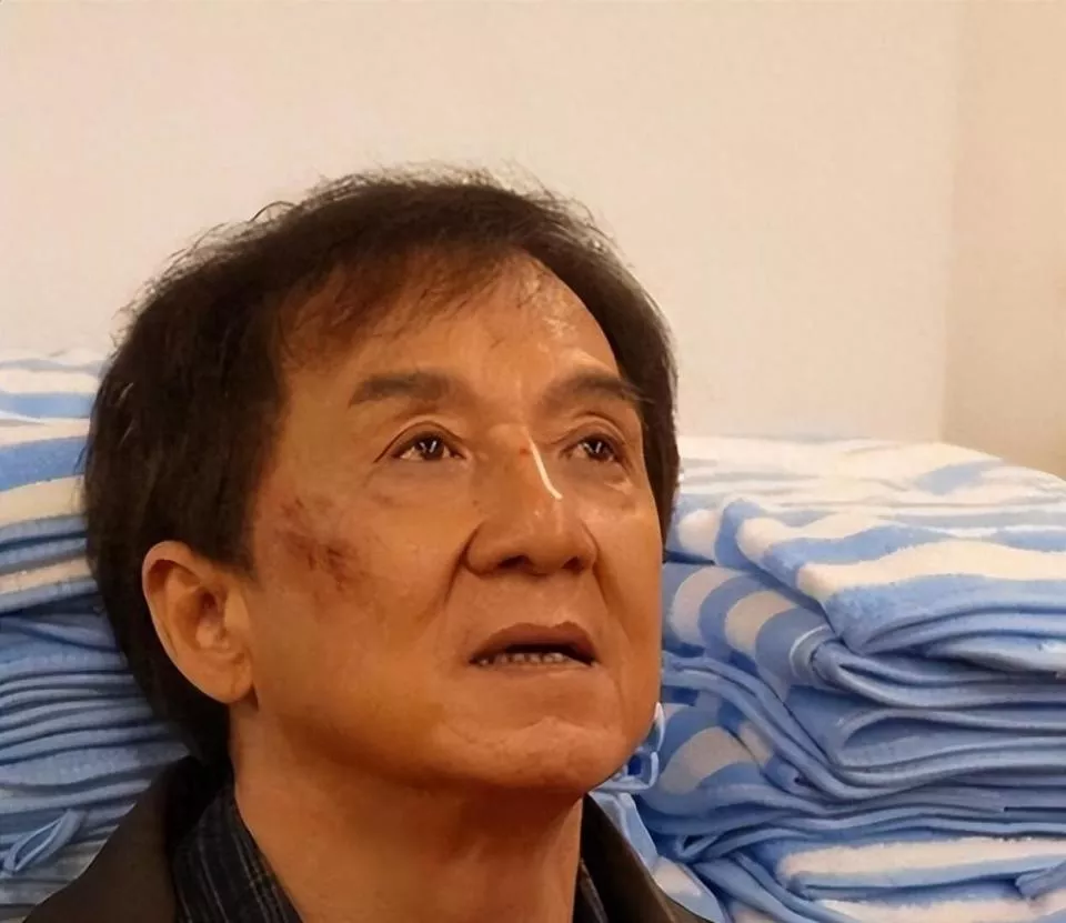 成龙半夜翻看手机监控 看到72岁林凤娇驼着背叠衣 当场红了眼眶