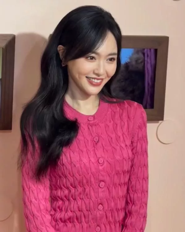 60岁巩俐和金晨同框 在无美颜镜头下 才知“原装脸”多抗老