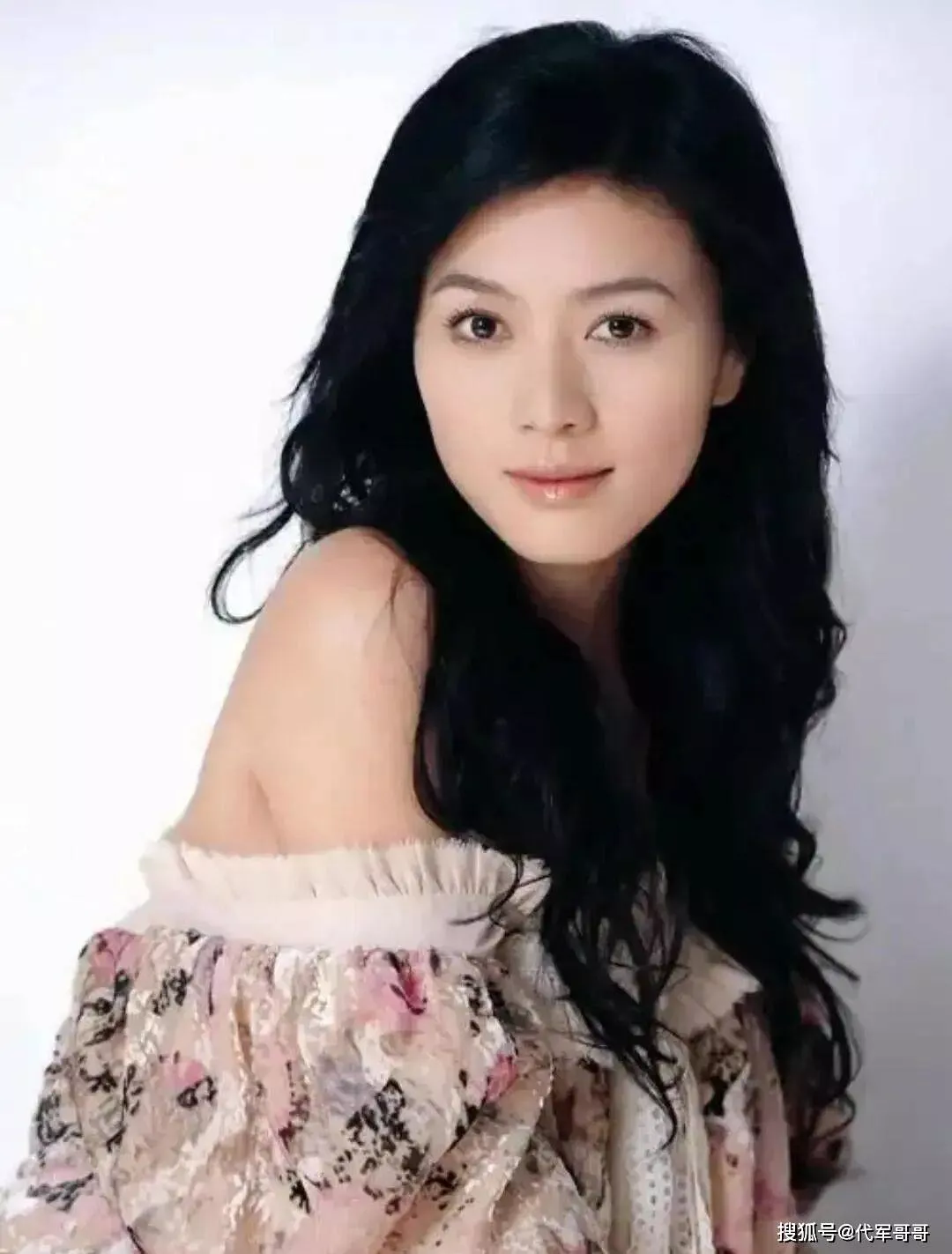 50岁田海蓉近况曝光!老公狱中离世留百亿,与女儿相依为命