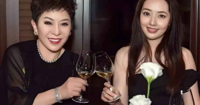 霍启刚晒家底,35套房产7套自住,郭晶晶的名字写在每一本证上