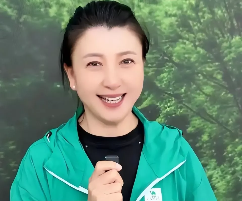 闫学晶儿子毕业照曝光，官媒呼吁调查"新疆班"真相