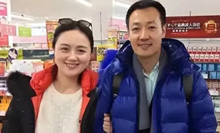 52岁辛柏青高调传出喜讯，朱媛媛终于可以放心了