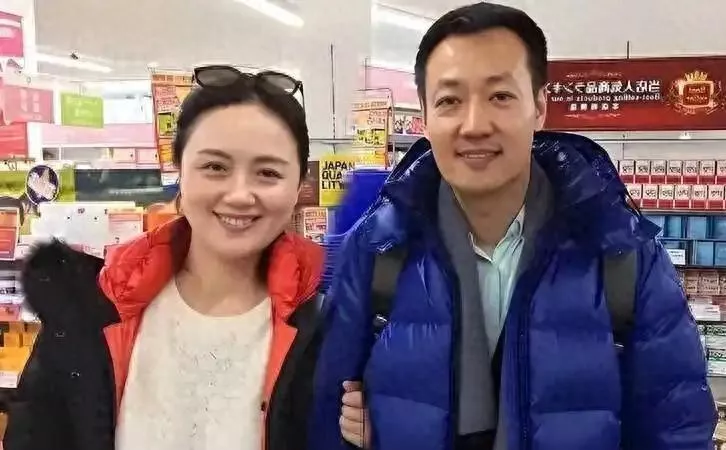 52岁辛柏青高调传出喜讯，朱媛媛终于可以放心了