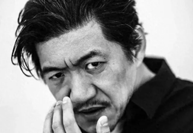 曾暗恋过梅婷,被长相耽误多年的陈明昊,靠《小城大事》再次翻红