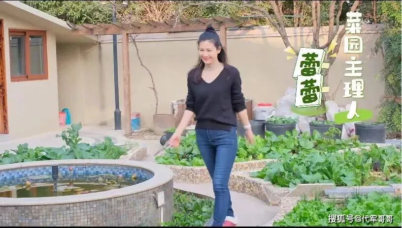 46岁童蕾近况:老公被判刑欠下1.4亿,带女儿回农村生活