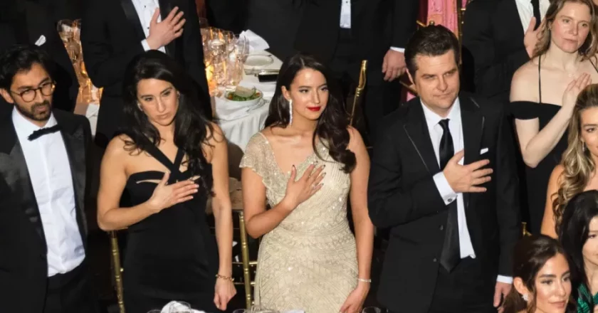 与马斯克育有一子的网红跟Grok闹翻了！？