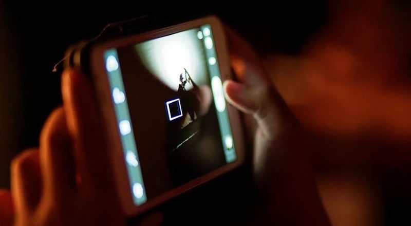 男网红上厕所  惨遭女粉丝偷拍