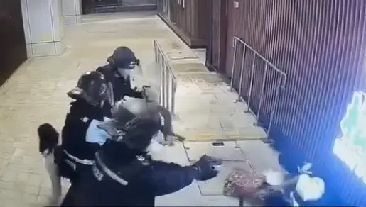 香港男子商场带刀劫持人质 警方连开两枪将其击毙