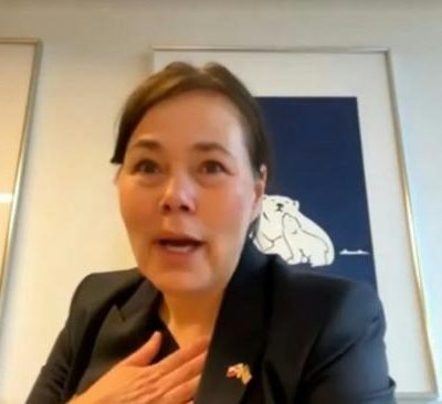 格陵兰女外长直播 镜头前数次哽咽