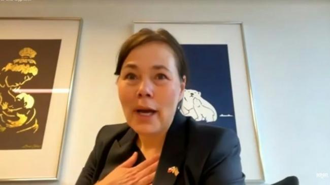 格陵兰女外长直播 镜头前数次哽咽