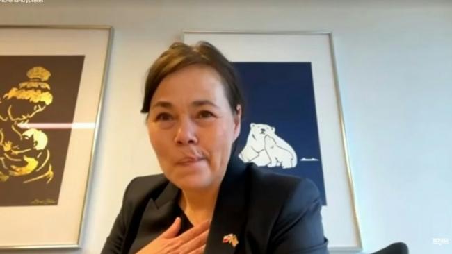 格陵兰女外长直播 镜头前数次哽咽