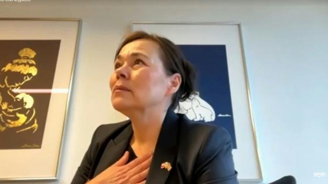 格陵兰女外长直播 镜头前数次哽咽