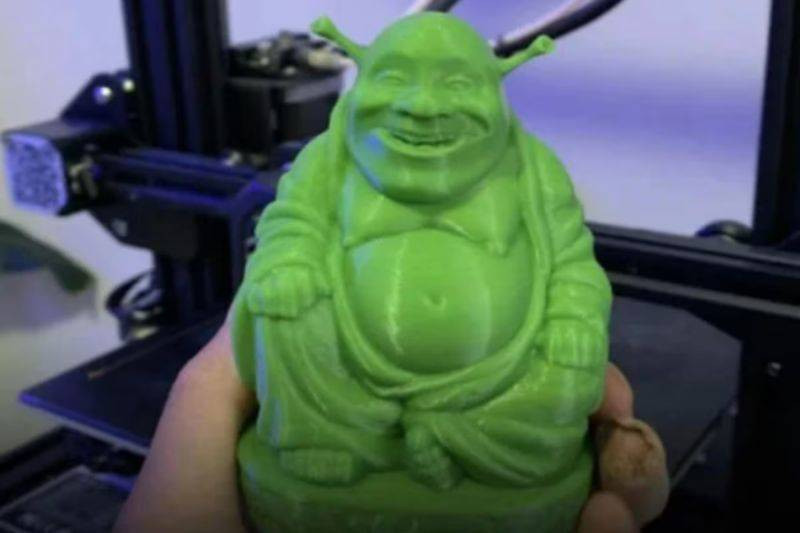 菲律賓一名女子每天對史瑞克雕像膜拜，時間長達4年。（翻攝自X）