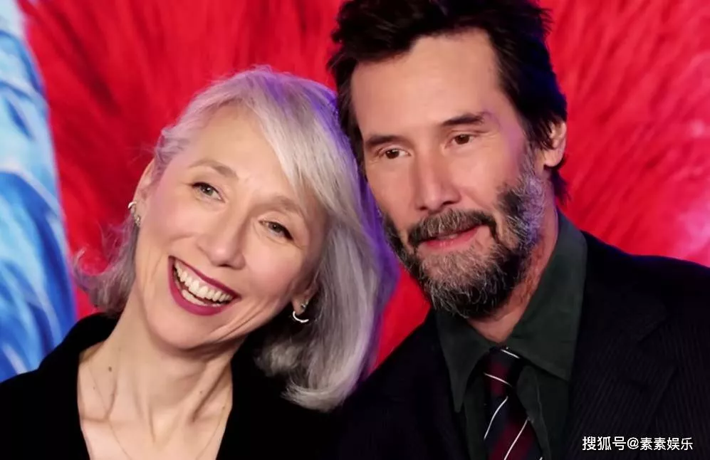 61岁基努里维斯牵52岁女友玩滑冰，现场亲吻