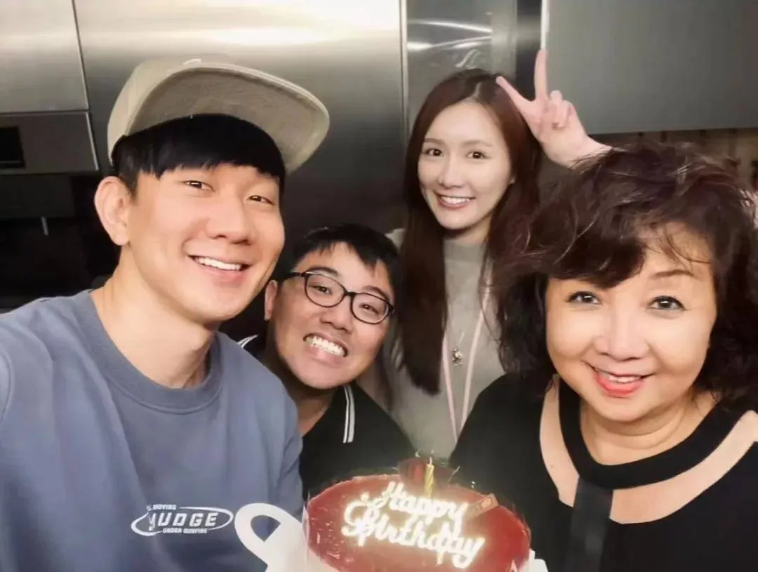 林俊杰争议升级！跟前女友亲密合影曝光