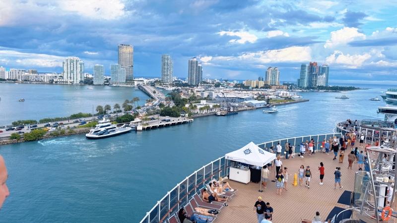 郵輪遊能輕鬆度假，不用管吃喝住宿，每到新地方也可上岸看風土人情。（讀者殷先生提供）