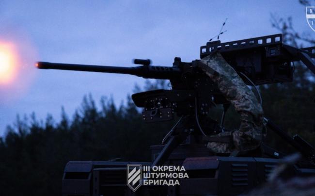 俄军太惨！1架机器人机枪手干掉俄军一个连