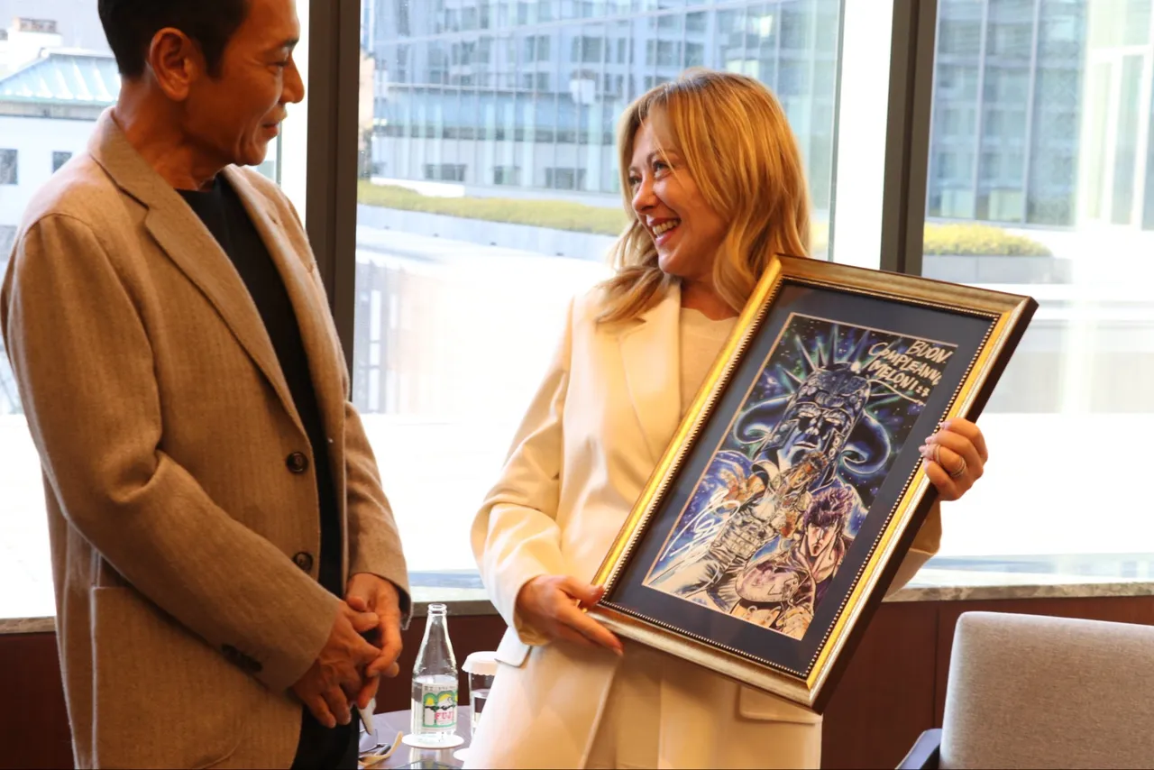 意铁娘子秒变迷妹！访日见偶像灿笑收签名画