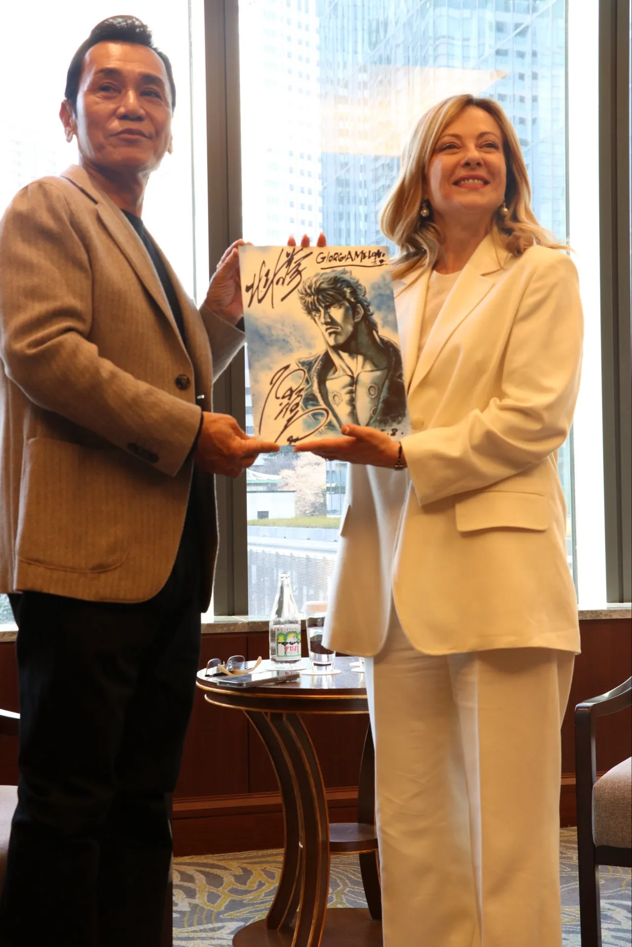 意铁娘子秒变迷妹！访日见偶像灿笑收签名画